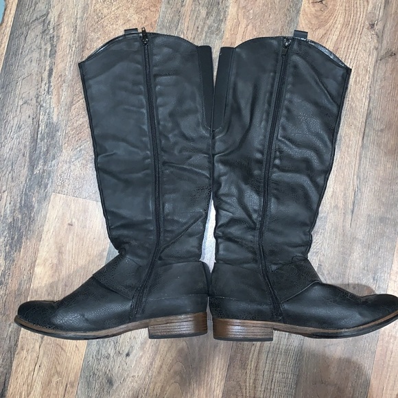 Crown Vintage Riding Boots.  Size 8.5.  Vegan Leather.  Lined. Large buckle. - Picture 3 of 8